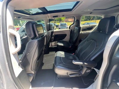 2018 Chrysler Pacifica Limited Minivan 4D