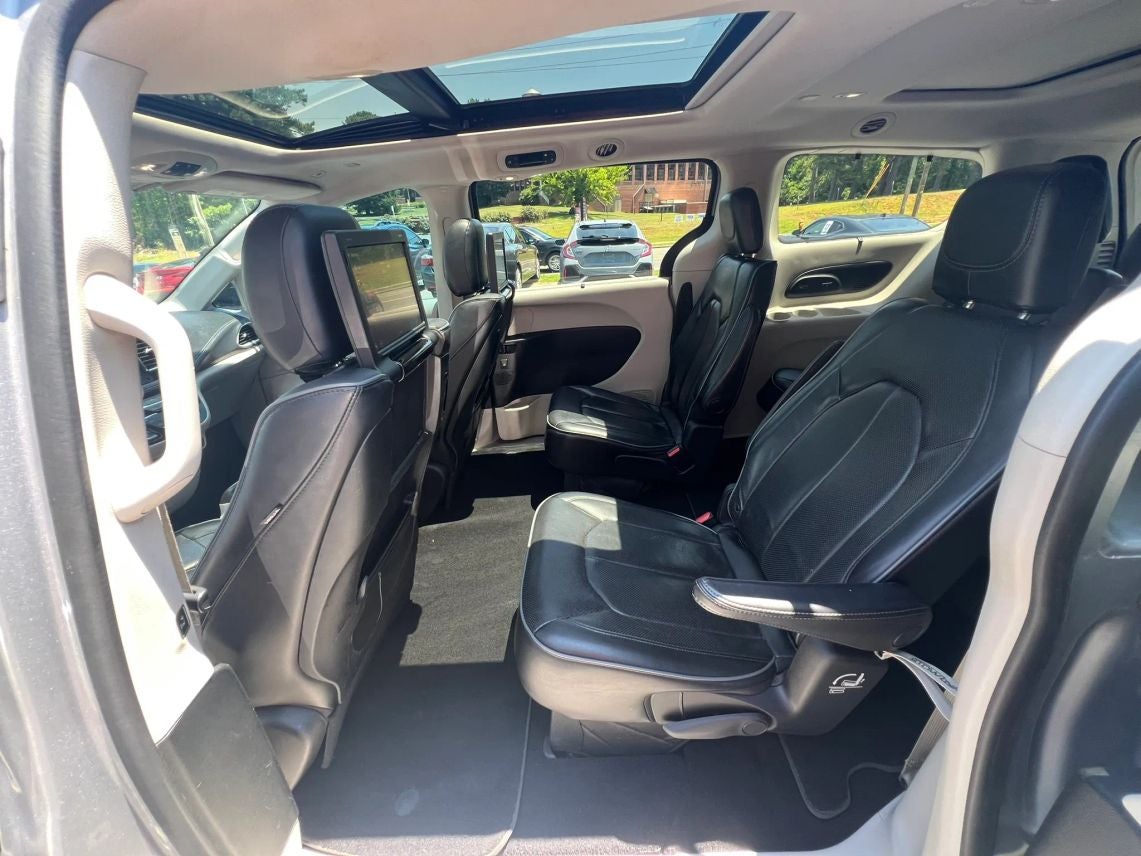 2018 Chrysler Pacifica Limited Minivan 4D