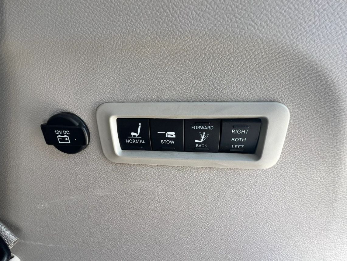 2018 Chrysler Pacifica Limited Minivan 4D