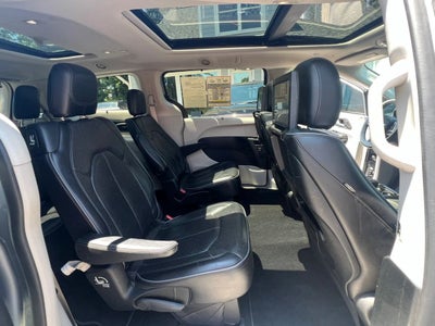 2018 Chrysler Pacifica Limited Minivan 4D