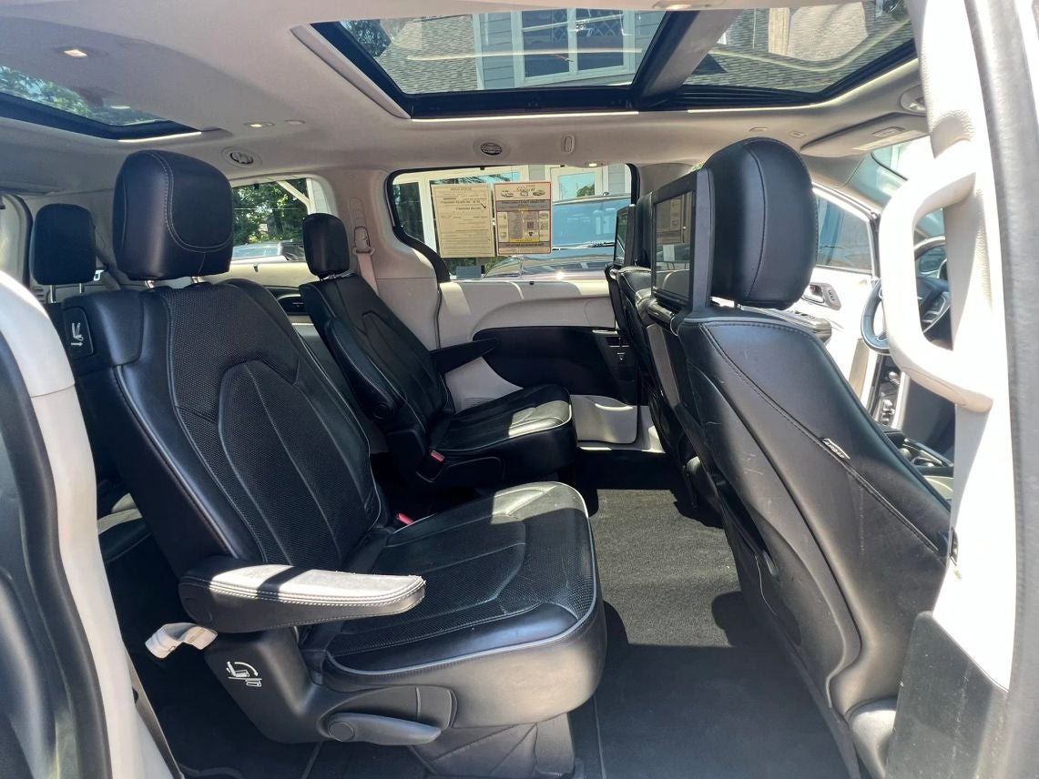 2018 Chrysler Pacifica Limited Minivan 4D