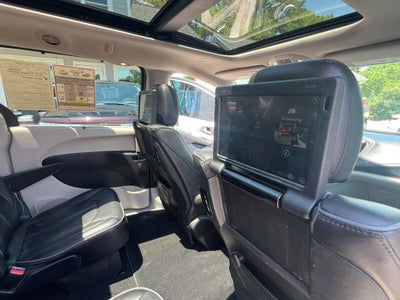 2018 Chrysler Pacifica Limited Minivan 4D
