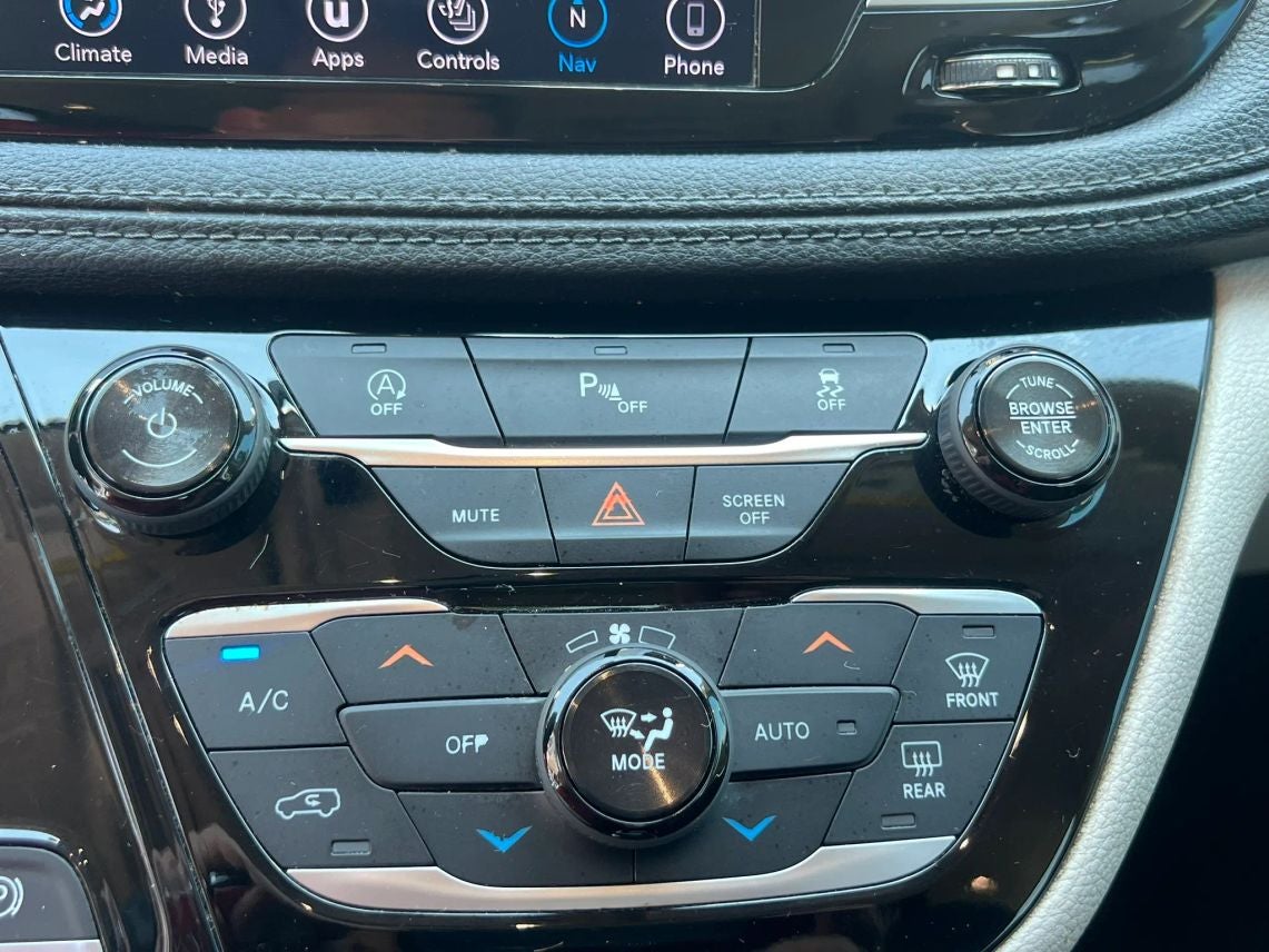 2018 Chrysler Pacifica Limited Minivan 4D
