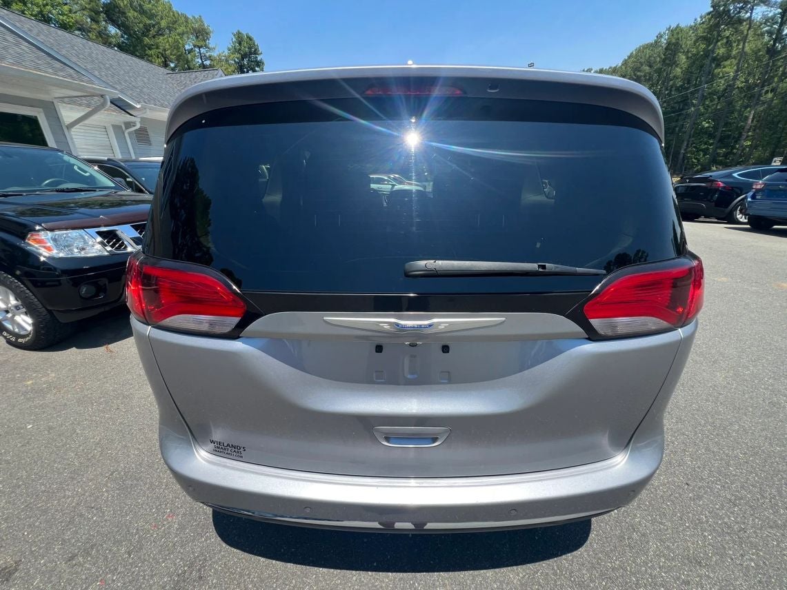 2018 Chrysler Pacifica Limited Minivan 4D