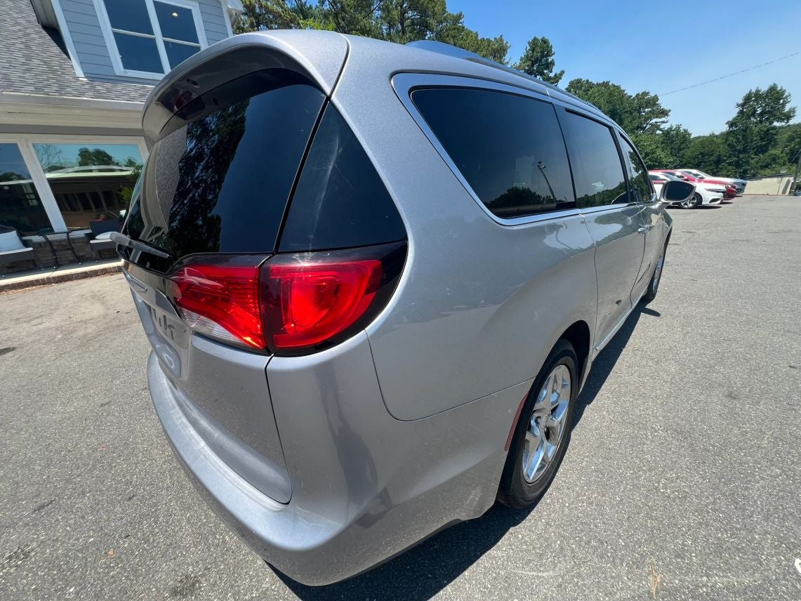2018 Chrysler Pacifica Limited Minivan 4D