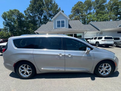 2018 Chrysler Pacifica Limited Minivan 4D