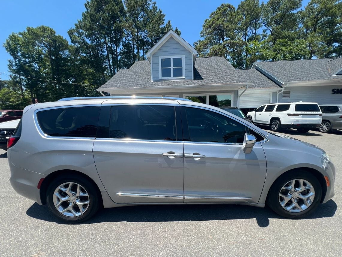 2018 Chrysler Pacifica Limited Minivan 4D