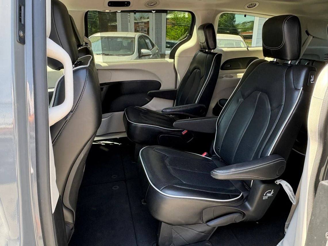 2023 Chrysler Pacifica Limited Van 4D