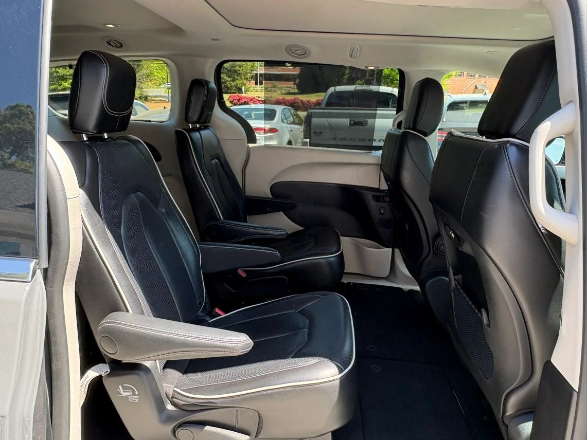 2023 Chrysler Pacifica Limited Van 4D