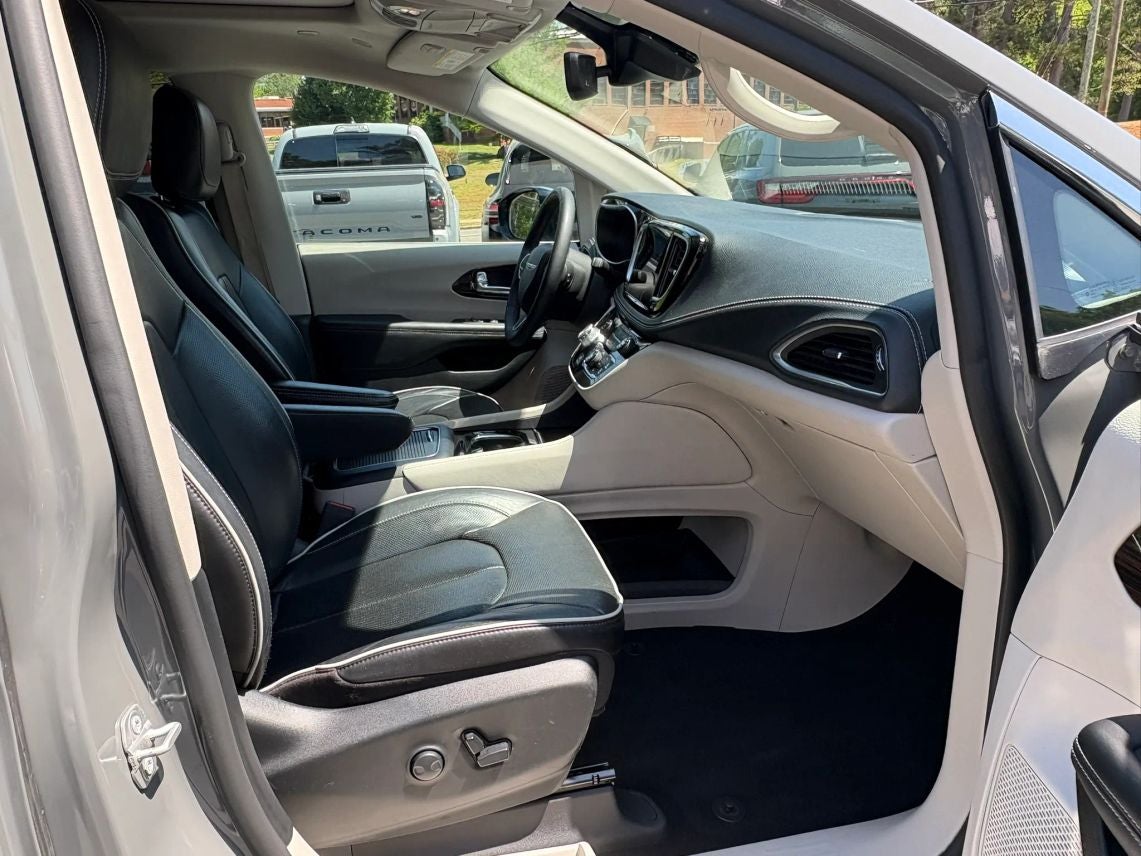 2023 Chrysler Pacifica Limited Van 4D
