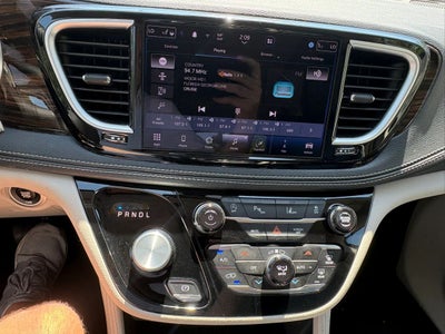 2023 Chrysler Pacifica Limited Van 4D