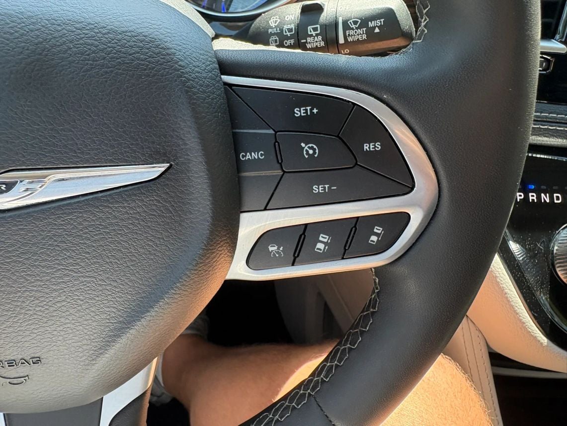 2023 Chrysler Pacifica Limited Van 4D