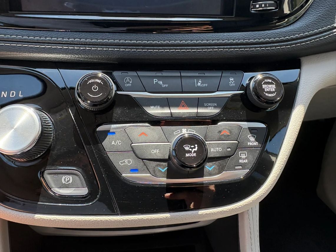 2023 Chrysler Pacifica Limited Van 4D