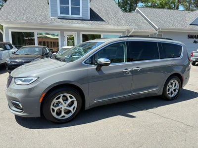 2023 Chrysler Pacifica Limited Van 4D