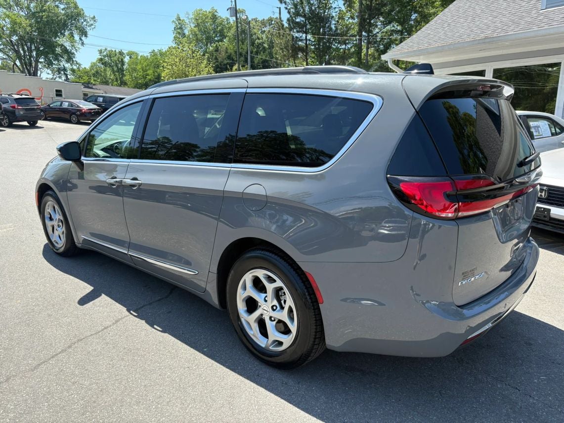 2023 Chrysler Pacifica Limited Van 4D