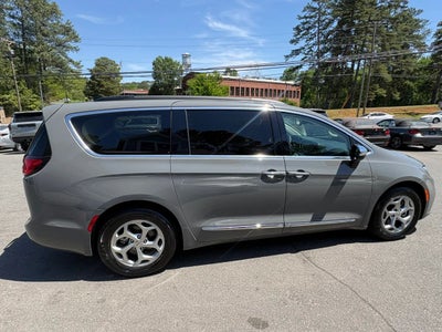2023 Chrysler Pacifica Limited Van 4D