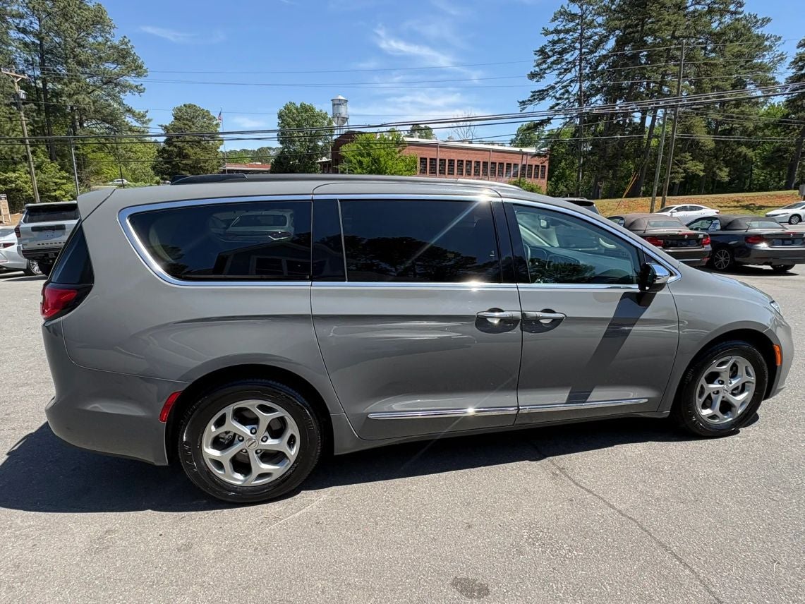 2023 Chrysler Pacifica Limited Van 4D