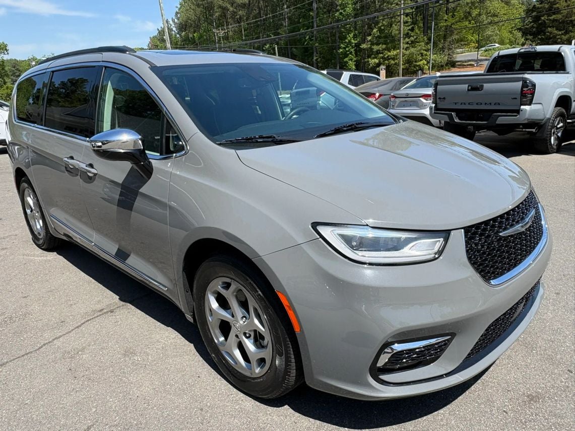 2023 Chrysler Pacifica Limited Van 4D