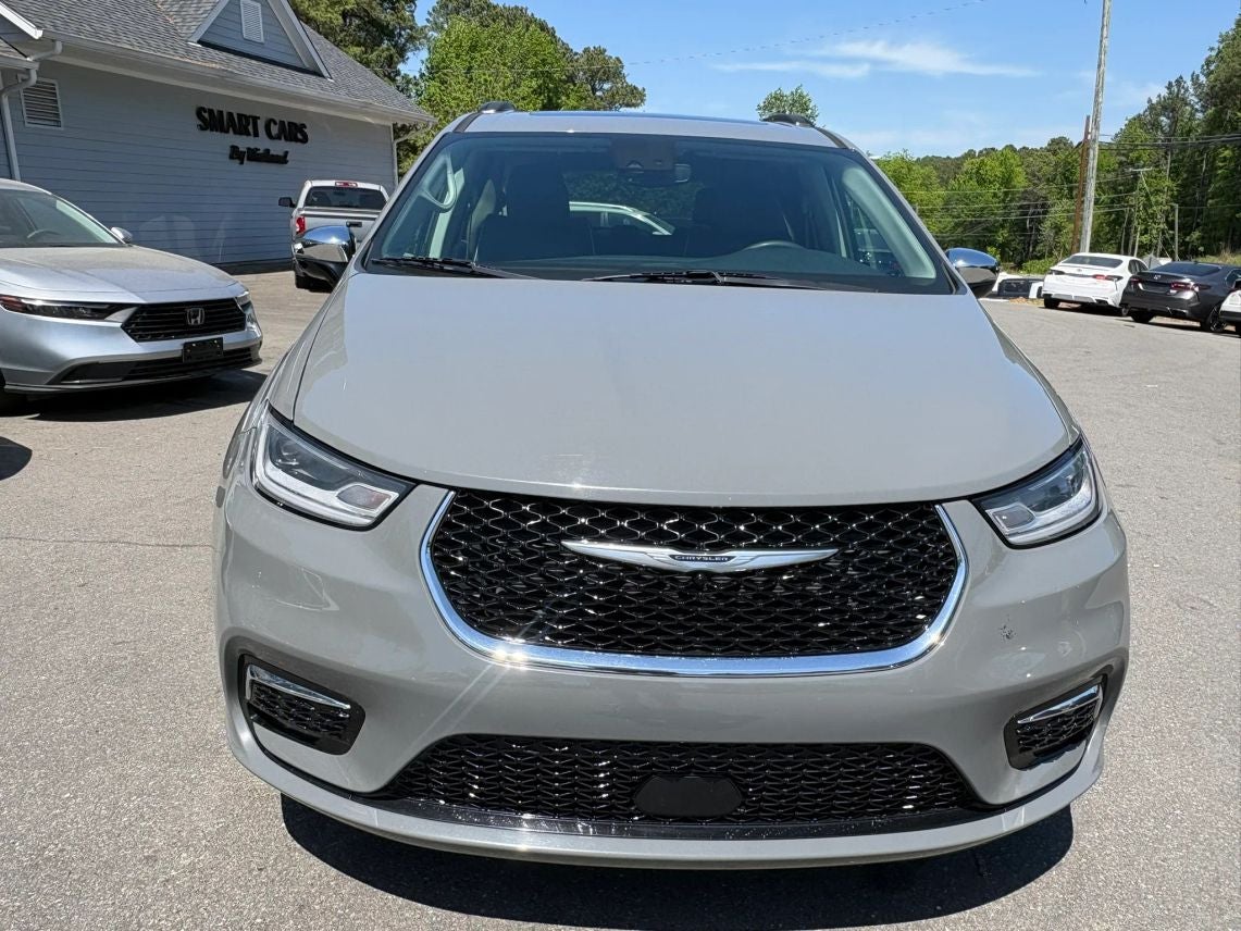 2023 Chrysler Pacifica Limited Van 4D