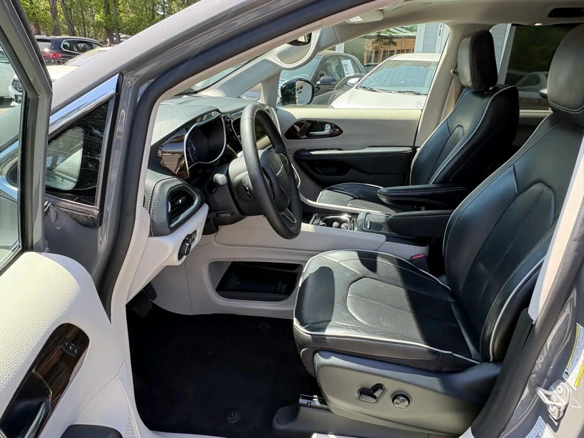 2023 Chrysler Pacifica Limited Van 4D
