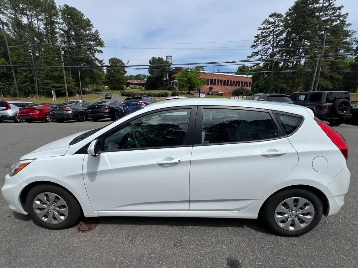 2017 Hyundai Accent SE Hatchback 4D