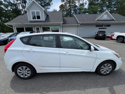 2017 Hyundai Accent SE Hatchback 4D
