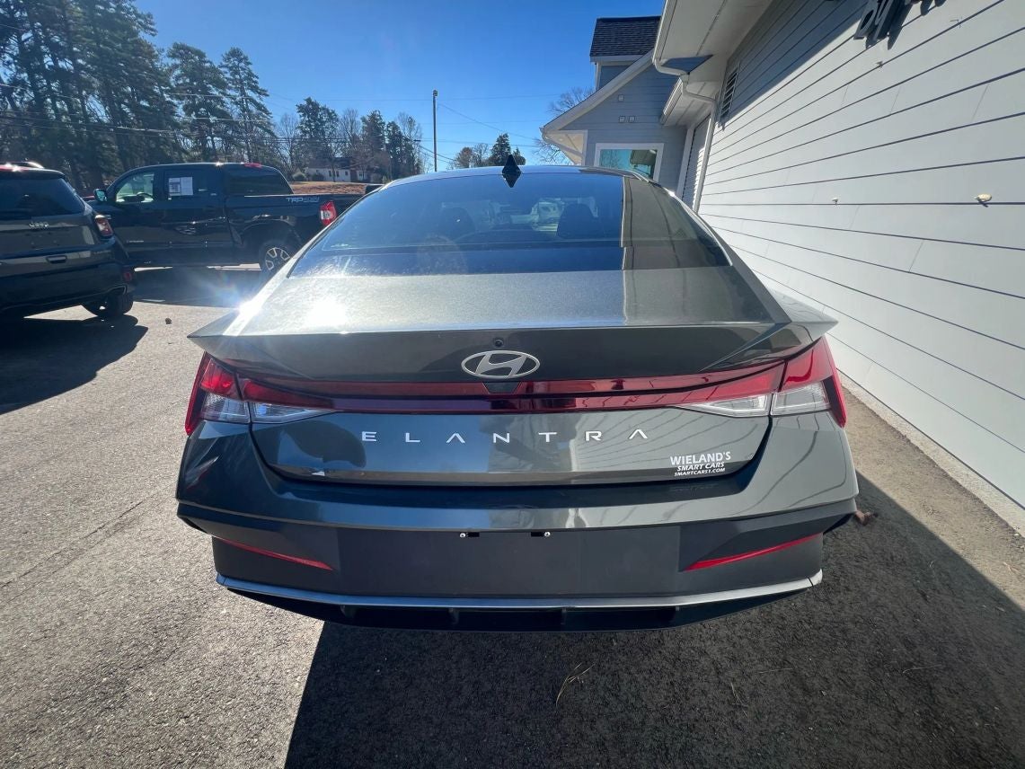 2024 Hyundai Elantra SE Sedan 4D