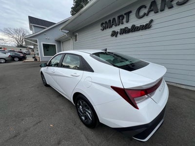 2024 Hyundai Elantra SEL Sedan 4D