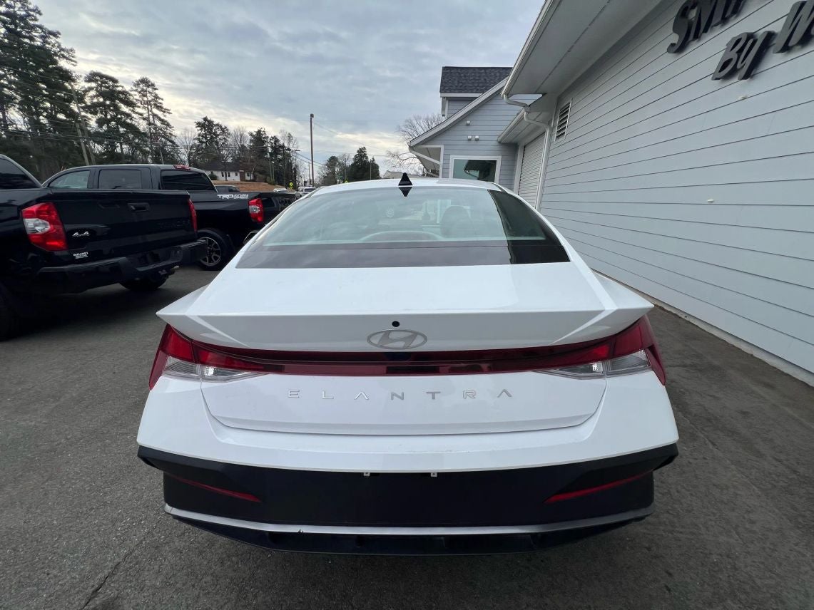 2024 Hyundai Elantra SEL Sedan 4D