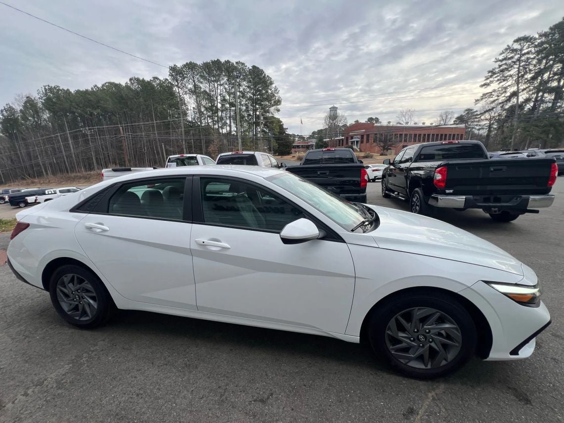 2024 Hyundai Elantra SEL Sedan 4D