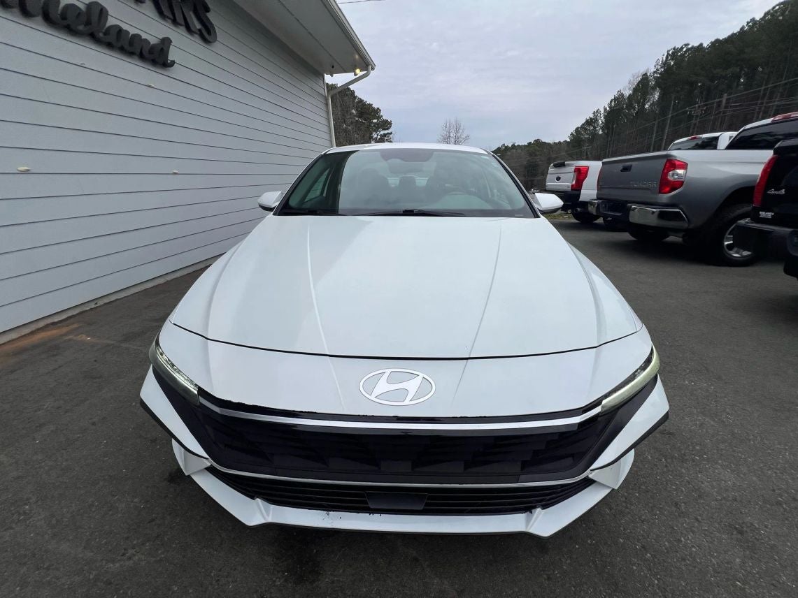 2024 Hyundai Elantra SEL Sedan 4D
