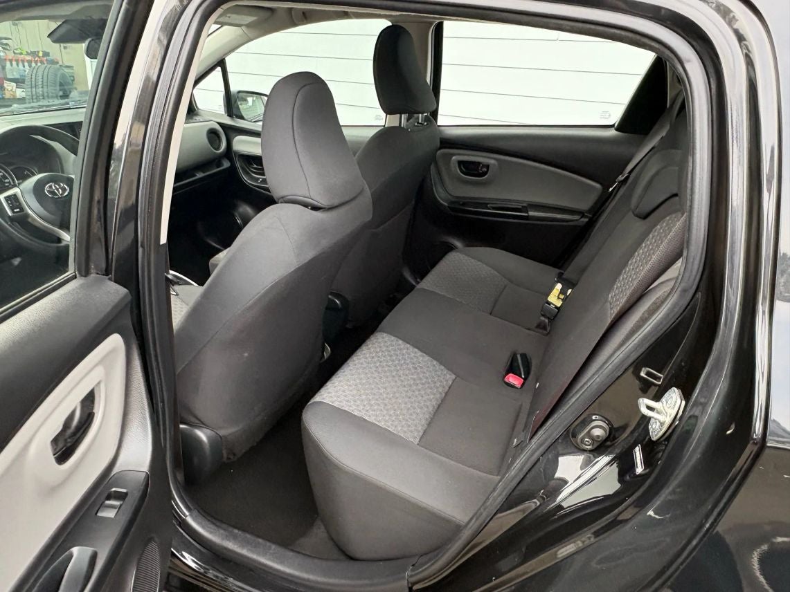 2017 Toyota Yaris SE Hatchback Sedan 4D