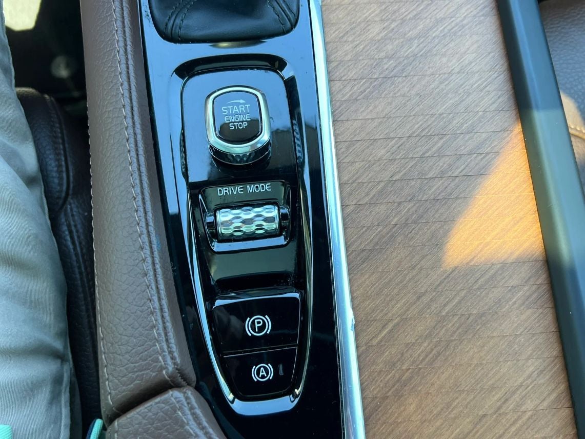 2021 Volvo XC90 T6 Momentum Sport Utility 4D